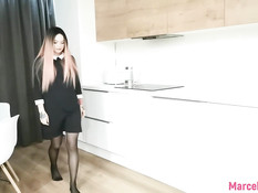 Смазливая русская тёлочка с розовыми волосами отсосала и дала в анус