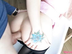 Розововолосую русскую девку оттрахали в анус раком и полили спермой