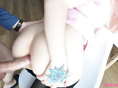 Розововолосую русскую девку оттрахали в анус раком и полили спермой