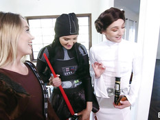 Три молодые любительницы косплея отсосали пенис и затрахали паренька