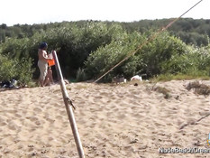 Молодые русские свингеры страстно трахались на пляже на берегу реки