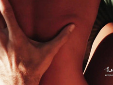 Отодрал на диване молодую блондинку с косой и забрызгал попу спермой