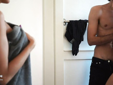 Грудастая брюнетка и юная блондинка сосут член и выдрачивают сперму