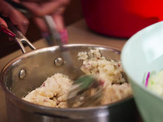 Пышная зрелая мулатка с огромными сиськами затрахала белого паренька