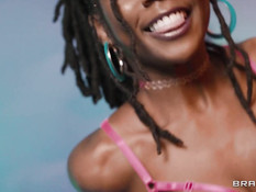 Юная грудастая мулатка оттрахана белым ухажёром и забрызгана спермой