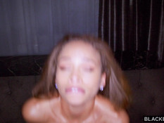 Негр с тату ебёт в отеле большим членом миниатюрную молодую мулатку