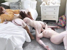 Две рыжие грудастые зрелые лесбиянки ебут страпонами сисястую девку