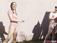 Три молодые лесбиянки отлизывают клиторы и испытывают мокрый оргазм