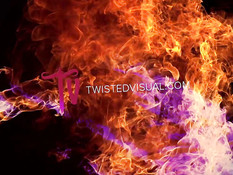 Две зрелые грудастые лесбиянки с татушками трутся письками на кровати