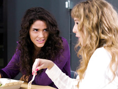 Сисястая лесбиянка на столе занимается любовью с кудрявой девчонкой