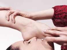 Худая лесбиянка с тёмными волосами отымела страпоном юную блондинку