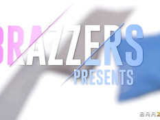 Лесби секс со страпоном зрелой сисястой брюнетки и молодой блондинки