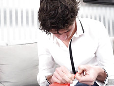 Татуированная сиськастая светловолосая мамочка трахается с парнишкой