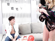 Татуированная сиськастая светловолосая мамочка трахается с парнишкой