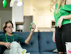 Сисястая девка и грудастая зрелая блонда оттраханы парнем и мужиком