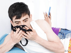 Две сочные сиськастые девчонки затрахали тощего паренька на кровати