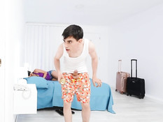 Две сочные сиськастые девчонки затрахали тощего паренька на кровати