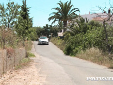 Негр возле открытого бассейна ебёт в киску и анус сисястую блондинку