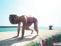 Лысый мужик отымел на морском пляже молодую грудастую шатенку с тату