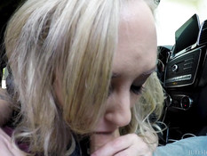 Пышногрудая зрелая блондинка сосёт хуй в машине и ведёт парня домой