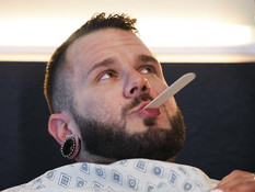 Транссексуальная медсестра с большими сиськами трахается с пациентом