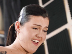 Мулат отымел в студии звукозаписи татуированного сиськастого транса