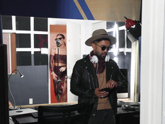 Мулат отымел в студии звукозаписи татуированного сиськастого транса