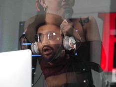 Мулат отымел в студии звукозаписи татуированного сиськастого транса