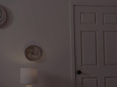 Сисястая светловолосая девка ебётся с двумя молодыми транссексуалами