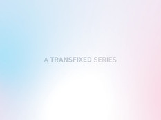 Чернокожий транссексуал отодрал на кровати и обкончал небритого парня