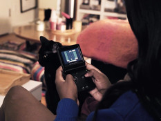 Чернокожий транссексуал отодрал на кровати и обкончал небритого парня