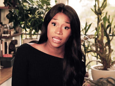 Чернокожий транссексуал отодрал на кровати и обкончал небритого парня