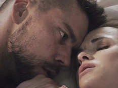 Светловолосая беременная жена с большими сисями трахается с муженьком