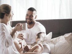 Светловолосая беременная жена с большими сисями трахается с муженьком