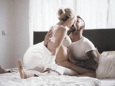 Светловолосая беременная жена с большими сисями трахается с муженьком