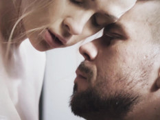 Светловолосая беременная жена с большими сисями трахается с муженьком