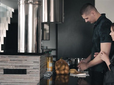 Заботливый мужчина трахает заглянувшую на кухню стройную русскую жену