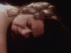 Шатенка в красных чулках оттрахана в позе раком и забрызгана спермой