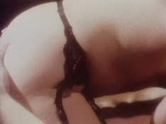 Шатенка в красных чулках оттрахана в позе раком и забрызгана спермой