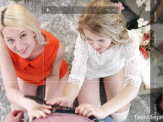 Две молоденькие русские блондинки делают минет и ебутся с пареньком