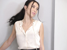 Двое ребят отпердолили во все щели сисястую русскую брюнетку с тату