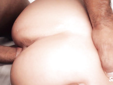 Бородатый парень оттрахал в пизду и анус молодую шатенку и брюнетку