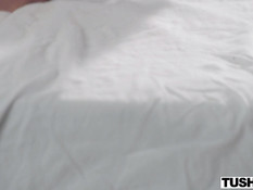 Юная мулатка с татуированным телом отпердолена в анал белым дружком