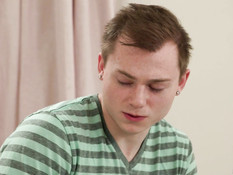 Двое молодых ребят отымели в киску и анус грудастую зрелую блондинку