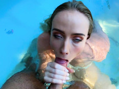 Похотливая грудастая блондинка трахает бородатого приятеля в джакузи