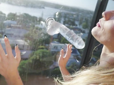 Обнажённая грудастая блондинка насаживается на фаллос стоя на лоджии