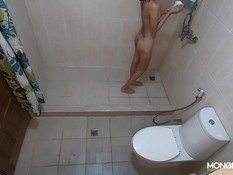 Темноволосая татуированная азиатская девчонка ебётся с секс туристом