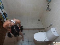 Темноволосая татуированная азиатская девчонка ебётся с секс туристом