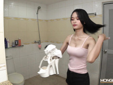 Молодую азиатскую брюнетку с тату отымел в бритую киску секс турист