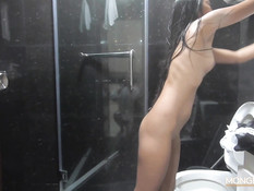 Молодая азиатская горничная принимает горячий душ и бреет свою пизду